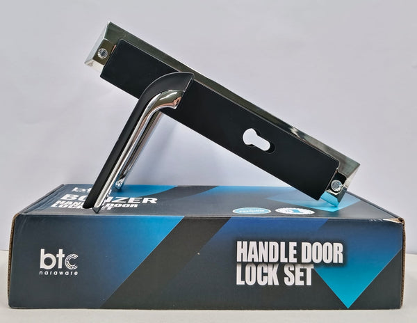 Handle door lock set on its packaging with a gray background